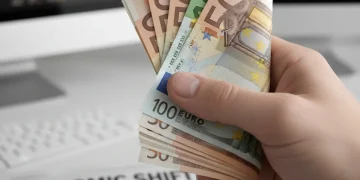 Euro banknotes representing the increase in Spain's minimum wage.